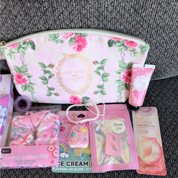 Bundle of 8 items - Floral Cosmetic Bag with Pink Accessories - Picture 4 of 4